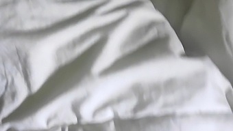 大きな天然のおっぱいを持つ妊娠中のティーンが激しいアナルセックスを楽しむ