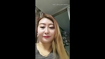Зрела Азијска Мајка Се Препушта Забрањеном Задовољству Са Својим Посинком.