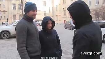 Pulchny Chłopak Pozwala Swojej Oszałamiającej Dziewczynie Uprawiać Seks Z Innym Mężczyzną Za Pieniądze.
