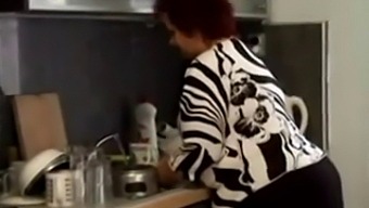 Veľká Krásna Žena Babička Dostane Anál V Kuchyni