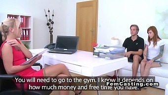 Ruda Dziewczyna Robi Imponujący Głęboki Blowjob W Castingu.