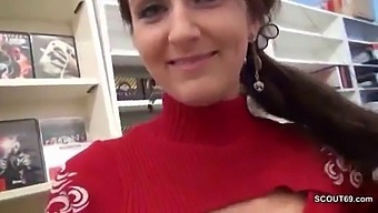 若い派遣社員がビデオストアでセックスして妊娠!