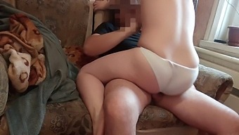 Tonåring Med Små Och Stora Bröst Njuter Av En Vild Dag Av Sex Och Vila