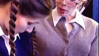 Jeune Professeur Et Étudiant Explorent Leur Sexualité Dans La Salle De Classe