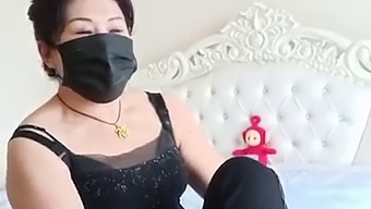 Азијска Жена Средњих Година Тражи Сексуално Задовољство.