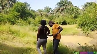 Okoro, En Flitig Jägare, Möter En Fantastisk Afrikansk Lokal Samtidigt Som Hon Sköter Sin Gård, Ägnar Sig Åt Passionerad Intimitet. Trots Sin Brors Närvaro Och Övervakning Utspelar Sig Mötet Med Intensiv Glöd Och Explicit Innehåll. Titta På Hela Scenen På Red