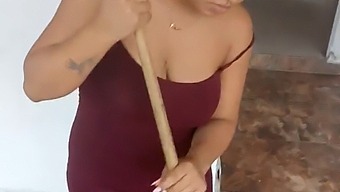 Conversando Con Mi Cónyuge Durante Las Tareas Domésticas, Solicito Placer Oral, Lo Que Resulta En Un Resultado Humorístico