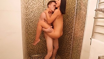 Una Adolescente Es Follada En La Ducha Por Un Semental Bien Dotado. ¡no Te Pierdas Esta Escena Caliente!
