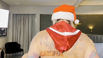 La Signora Claus Si Concede Un Incontro Bollente Con Un Ragazzo Ben Dotato! Guarda La Scena Completa Su Cassiflix