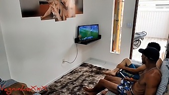 Parodický Pár Sleduje Ještě Jednu Hru, Než Prozkoumá Své Touhy A Zažije Intenzivní Anální Sex, Dokud Nevyvrcholí Stříkání A Výstřik S Vagninho, Vivi Capetinha A Ogro