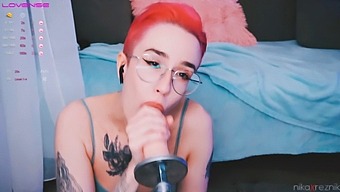 Tomboy Gode Di Un'Azione Di Deepthroat Con Una Macchina Del Sesso
