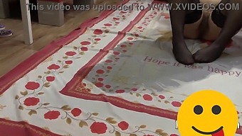 Две Длакаве Лезбејке Се Препуштају Воденим Спортовима Код Куће.