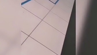 Encontro Indesejado Com Um Pênis Estranho Em Um Banheiro De Mercearia