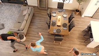 En Fantastisk Gamer-Jente Opplever En Vill Trekant Med Intense Utløsninger