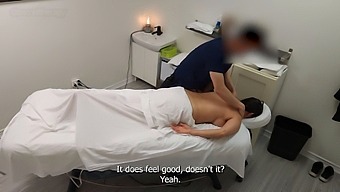 Emma Återvänder För En Andra Session, När En Bystig Milf Med En Kurvig Figur Söker Massage Igen!