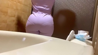 Amatérske Video Zachytávajúce Dobrodružné Eskapády Krásnych Tučných Žien V Extrémnej Análnej Hre.